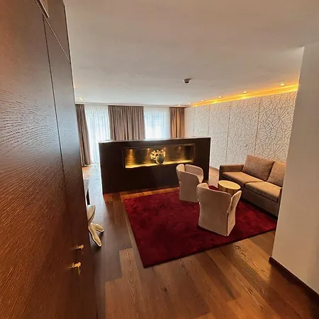 Luxury Boutique Iris Porsche Hotel *